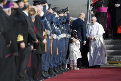 Преди обед папа Франциск пристигна на двудневно посещение в Гърция