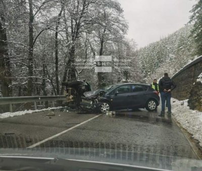 Два автомобила катастрофираха между Белица и Разлог Няма информация за