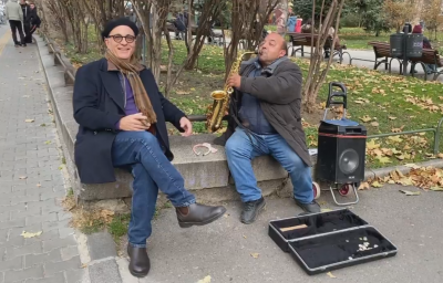 Анди Гарсия изненада уличен музикант в центъра на София (ВИДЕО)