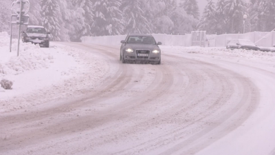 Сняг вали на Петрохан - има ли закъсали автомобили