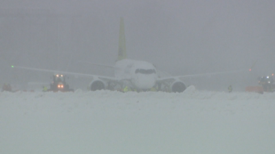 Снеговалеж предизвика инцидент със самолет в Рига