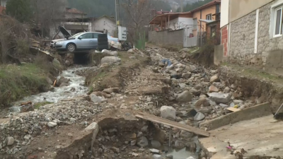 Пороите в благоевградското село Крупник отнесоха главния път и наводниха
