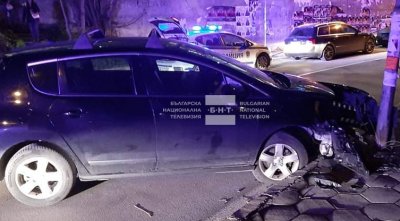 Катастрофа на главен булевард в Благоевград Лек автомобил самокатастрофира и