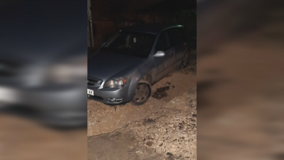 Два автомобила пропаднаха на улица в Русе заради спукана водопроводна