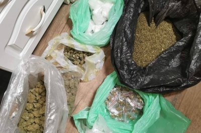 Торби с марихуана и още няколко различни вида наркотични вещества
