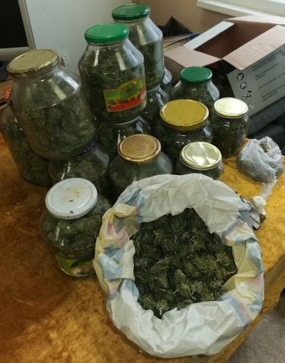 Заловиха криминално проявен с „консерви“ с марихуана в Самоковско (СНИМКИ)