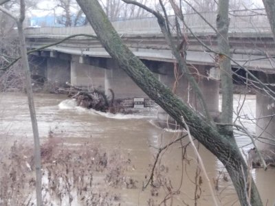Затвориха моста за благоевградското село Покровник тъй като придошлите води