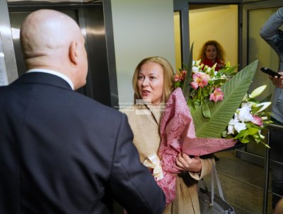 Гешев поднесе букет на новия министър Йорданова, тя му поиска оставка