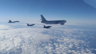 Два френски бойни самолета и самолет за зареждане с гориво