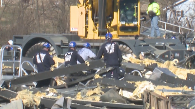 В Съединените щати продължава разчистването на отломките след серията унищожителни