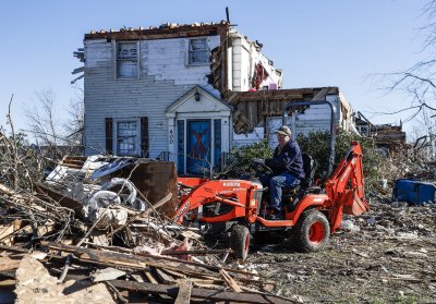 Опустошително торнадо в американския щат Кентъки (Снимки)
