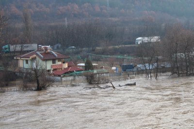 Придошлата река Струма наводни две къщи край Благоевград