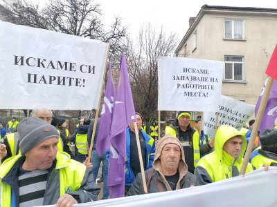 Протест на пътни строители пред МРРБ заради неизплатени средства