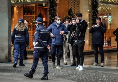 И Италия връща задължителното носене на маски на открито