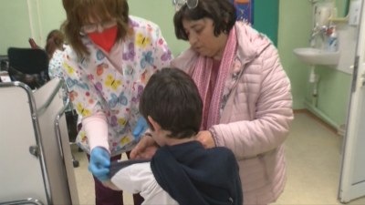 За да прекара Коледа с 9-годишния си син, лекарка го ваксинира срещу COVID-19