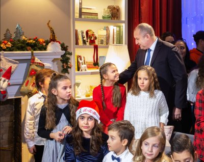 Президентът Румен Радев в очакване на "Българската Коледа" (Снимки)