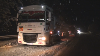 Сняг затруднява движението по Подбалканския път