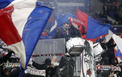 Сблъсъци по трибуните прекратиха мач на Лион за Купата на Франция