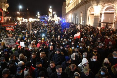 Хиляди поляци се включиха в шествия с искане за вето
