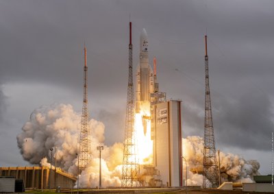Ракетата носител Ариана 5 стартира от космодрума Куру във Френска Гвиана