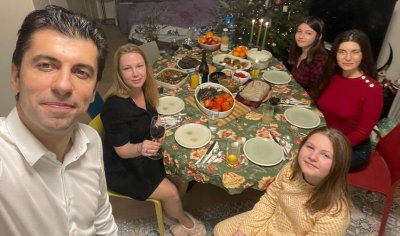 Премиерът Кирил Петков посреща Коледа със семейството си