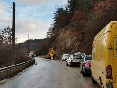 Паднали камъни затрудняват движението на пътя Пловдив - Лилково