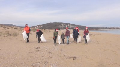 Доброволци почистват плажа в Аркутино Инициативата е под надслов Чиста