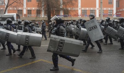 8 полицаи са загинали при сблъсъците в Казахстан
