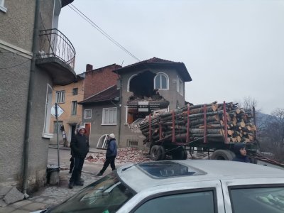 Огромни материални щети в къщата в Белица, в която се вряза камион