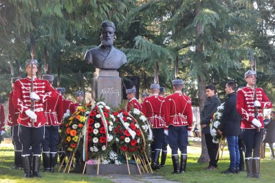 Цветя за почит пред бюст паметника на Христо Ботев в София (Снимки)