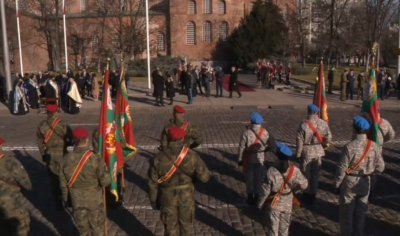 Традиционният Богоявленски водосвет на бойните знамена флаговете и знамената светини