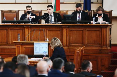 Първи работен ден на НС за 2022 - декларации и спорове в пленарната зала