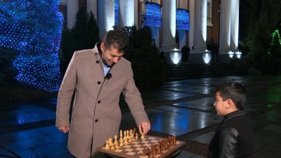 Кирил Петков изигра партия шах и честити на всички Новата 2022 година (ВИДЕО)