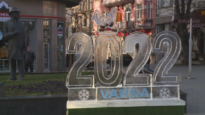 Красиви ледени фигури от днес допълват новогодишната украса във Варна Те