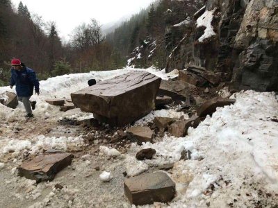 Паднали скали затвориха пътя за село Ситово в Община Родопи