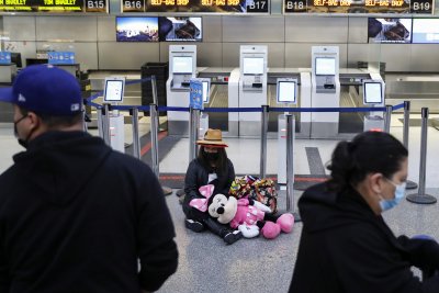 Хиляди граждански полети по целия свят са отменени заради Омикрон