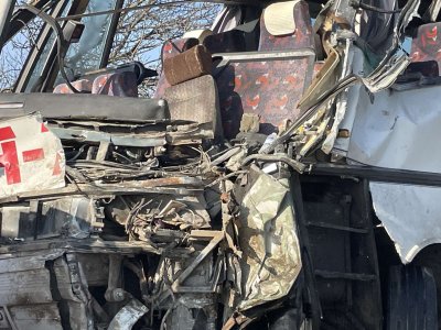 Мъж загина след като автобус с работници и камион катастрофираха край Нова Загора