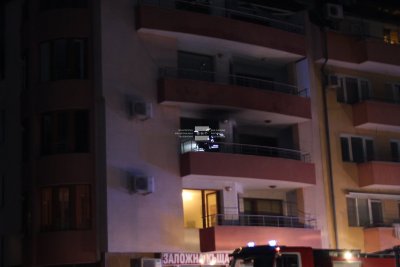 Жена е с обгазяване след пожар на необитаем апартамент в