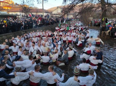 Традицията на мъжкото хоро в Калофер е жива - много деца участваха в ритуала