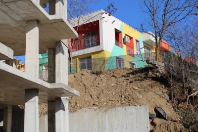 Срути се част от оградата на детска градина в Благоевград заради съседен строеж (Снимки)