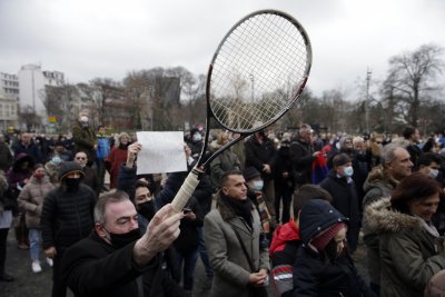 Стотици поддръжници на Новак Джокович се събраха пред сградата на