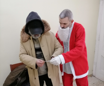 Дядо Коледа зарадва бездомните хора в Русе