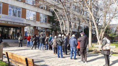 Опашки за ваксини в Пловдив заради Омикрон