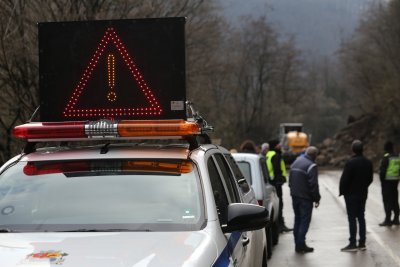 Срутване на скална маса затруднява движението по пътя София - Самоков