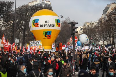Над 77 000 души участваха в учителски протести във Франция