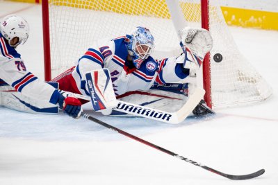 Александър Георгиев игра за Рейнджърс при успеха като гост на Анахайм Дъкс в НХЛ