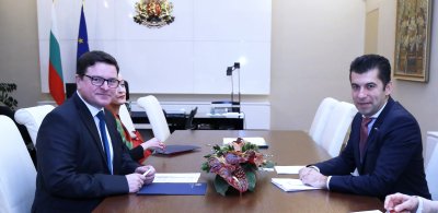 Премиерът Кирил Петков проведе среща с посланика на Великобритания Роб Диксън
