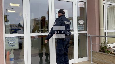 Полиция влезе в Община Поморие (СНИМКИ)