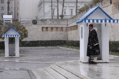 Зимата се развилня в Гърция (Снимки)
