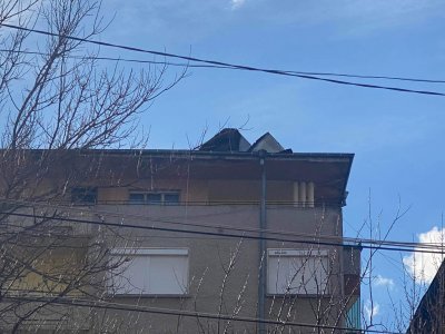 Силният вятър в Лясковец вдигна част от покрива на блок (ВИДЕО)